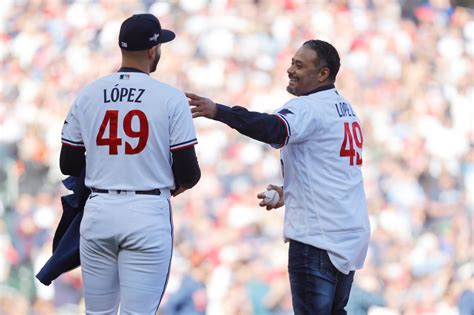 Johan Santana dons Pablo López jersey, in touching surprise to Twins’ ace